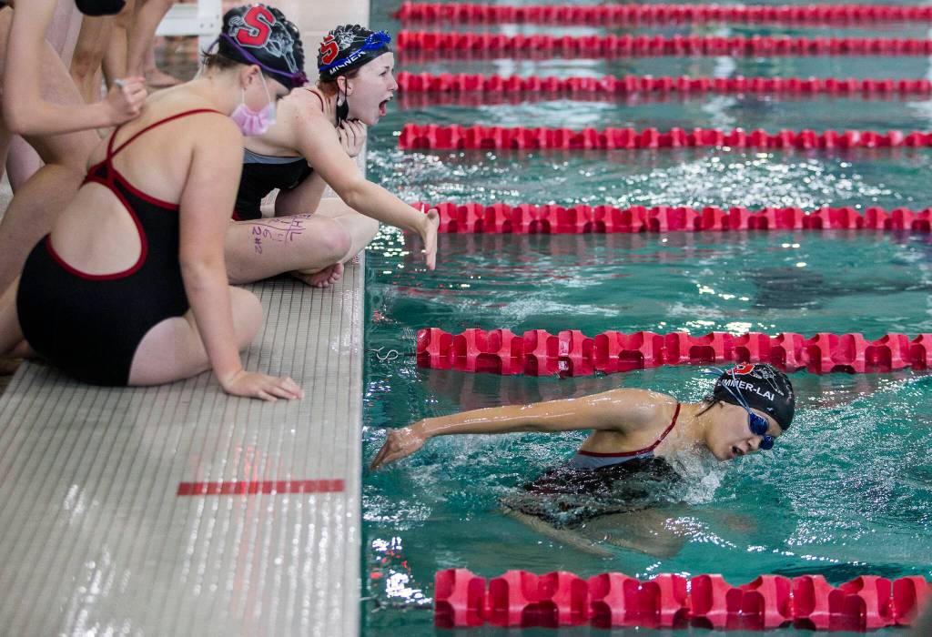 Snohomishs Cal Misner cheers on teammate Mia Limmer-Lai. (Olivia Vanni / The Herald)