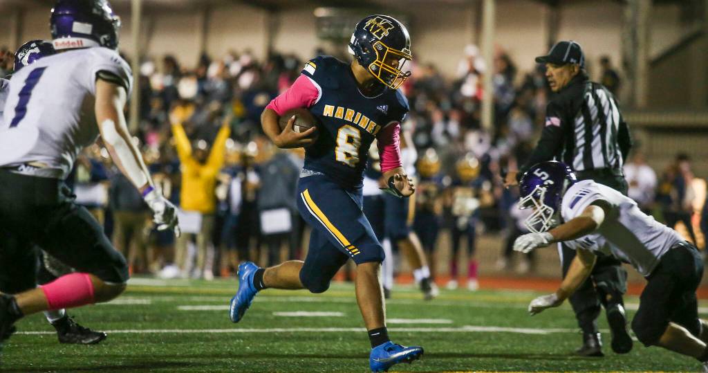 Mariners Damien Bagley runs in for the touchdown as Kamiak beat Mariner 41-14 in a football game at Goddard Stadium on Tuesday, Oct. 19, 2021 in Everett, Washington. (Andy Bronson / The Herald)