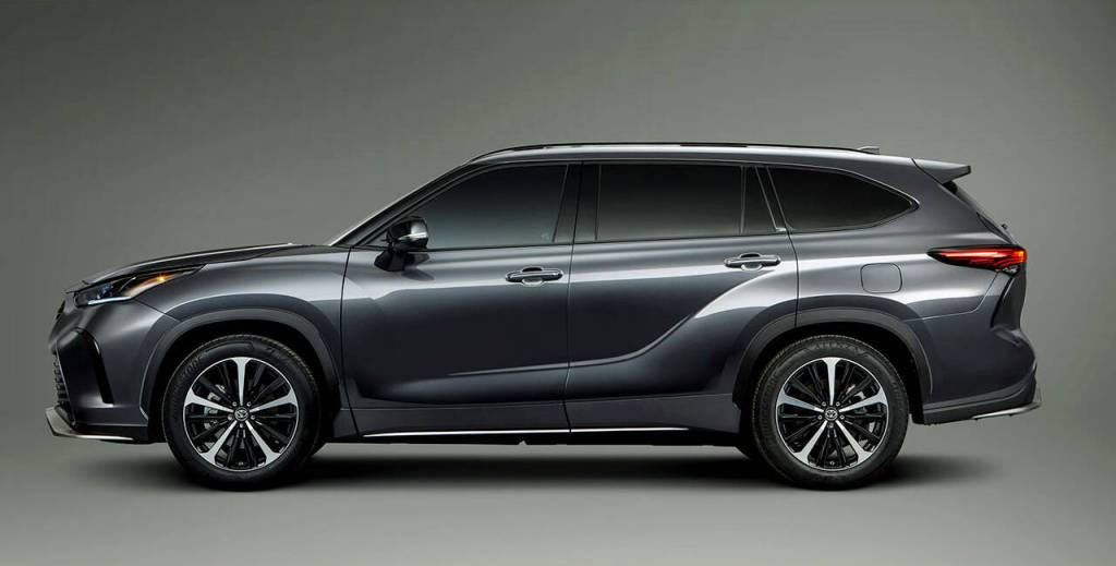 Sculpted lines and unique rocker panels enhance the Toyota Highlander XSEs sporty profile. (Manufacturer photo)
