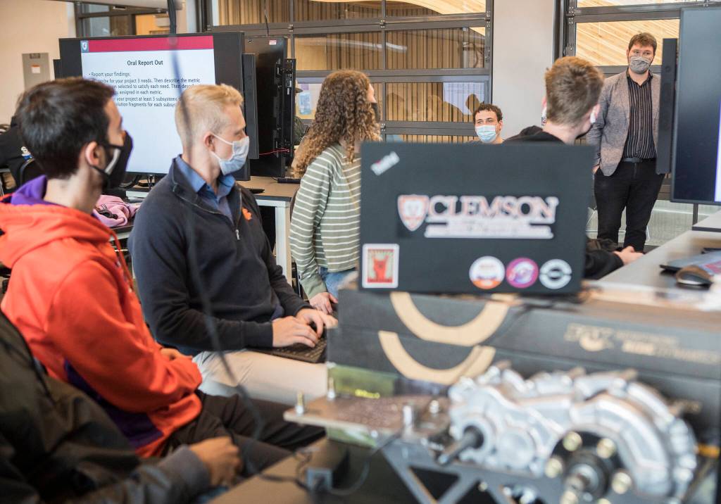Jacob Murray, a professor of electrical engineering at WSU Everett, speaks to WSU and Clemson students during class meeting recently in Everett. (Olivia Vanni / The Herald)