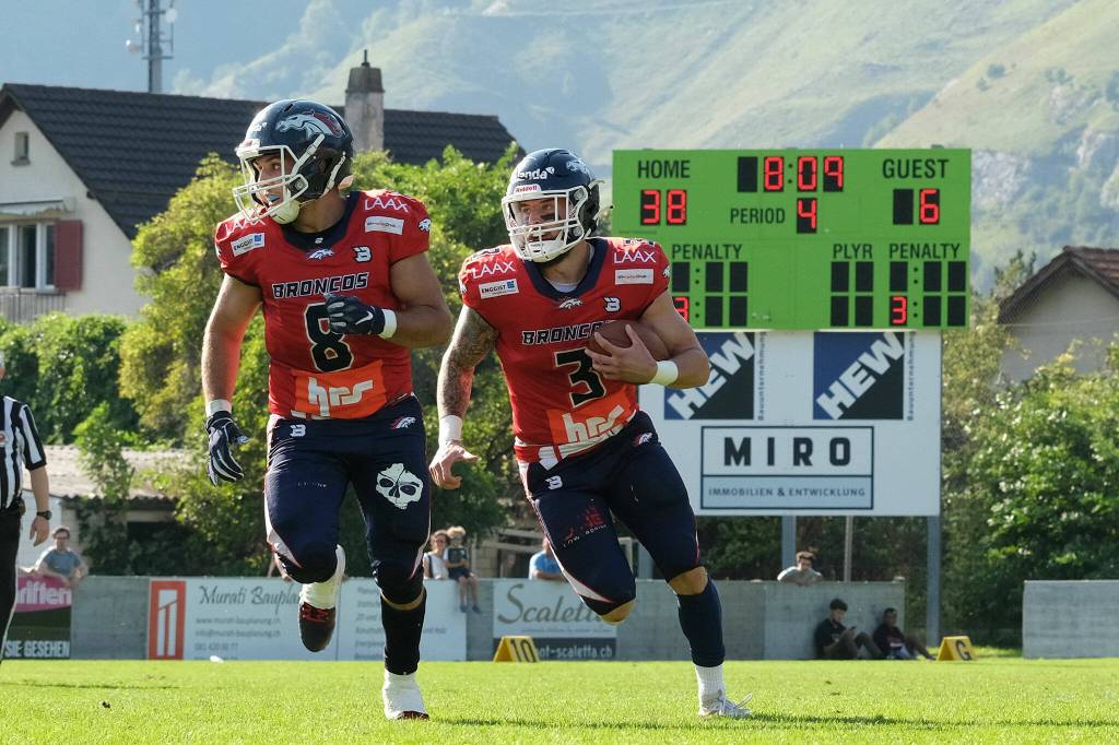 Max Gray (3) runs behind his blocker during a game with Switzerlands Calanda Broncos football team. (Sergio Brunetti / Stockpix.it)