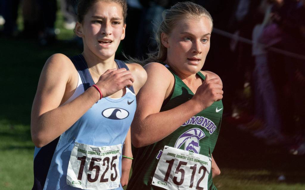 Edmonds-Woodways Jemma Willcox (1512), passes Gig Harbors Taylor Sletner (1525) during the WIAA 3A Girls State Cross Country Championships on Saturday at Sun Willows Golf Course in Pasco. Willcox placed 15th in the race. (TJ Mullinax/For The Herald)