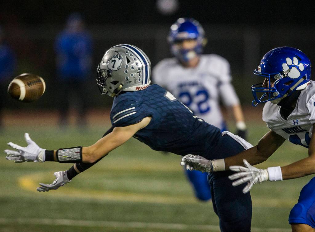 Glacier Peaks Logan Szarzec reaches out for a pass during the game against Bothell on Friday, Nov. 12, 2021 in Snohomish, Wa. (Olivia Vanni / The Herald)
