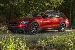 Black body cladding and a radiator grille give the 2021 Mercedes-Benz E 450 All-Terrain a look similar to an SUV. (Manufacturer photo)