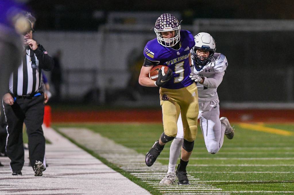 Lake Stevens tight end Cole Becker tip-toes down the sideline after a catch during a 4A state quarterfinal game against Gonzaga Prep on Nov. 20, 2021, at Lake Stevens High School. (John Gardner / Pro Action Image)