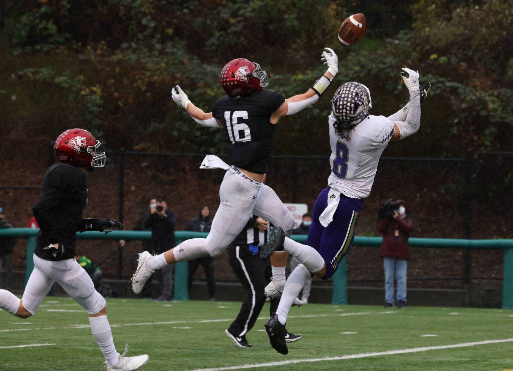 Lake Stevens Drew Carter (8) reaches for a pass during a 4A state semifinal game against Eastlake on Saturday at Pop Keeney Stadium in Bothell. (Andy Bronson / The Herald)