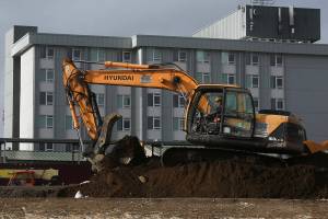 An excavator moves dirt at the Baker Heights project on Wednesday, Nov. 10, 2021 in Lake Stevens, Washington. Everett Housing Authority’s Phase 2 redevelopment of its old Baker Heights low-income housing could have high rises potentially 10 stories tall at the site. (Andy Bronson / The Herald)