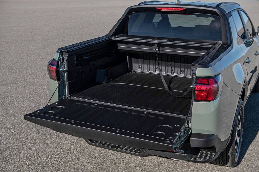 The short bed of the 2022 Hyundai Santa Cruz has a retractable hard cover, multiple storage spaces, and integrated rear bumper steps for easy access. (Manufacturer photo)
