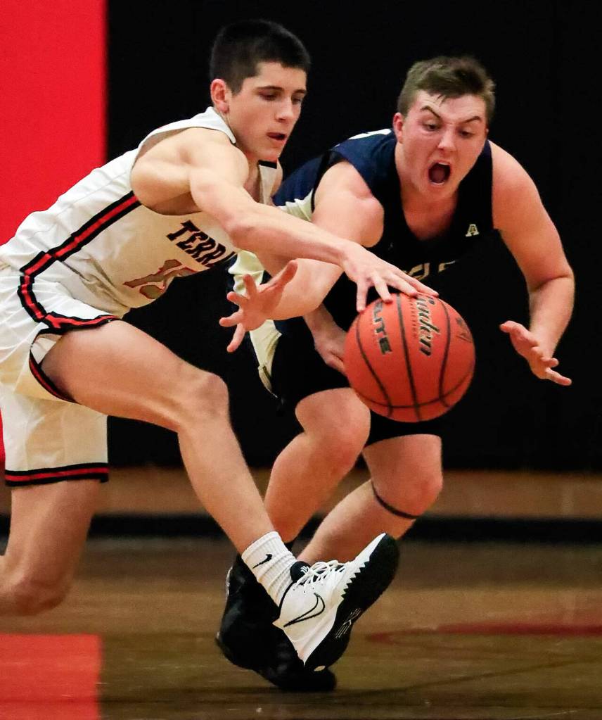 Mountlake Terraces Jaxon Dubiel, left, and Arlingtons Ethan Martin chase down a loose ball Friday evening at Mountlake Terrace High School on December 10, 2021. The Eagles won 70-55. (Kevin Clark / The Herald)
Mountlake Terraces Jaxon Dubiel, left, and Arlingtons Ethan Martin chase down a loose ball Friday evening at Mountlake Terrace High School on December 10, 2021. The Eagles won 70-55. (Kevin Clark / The Herald)