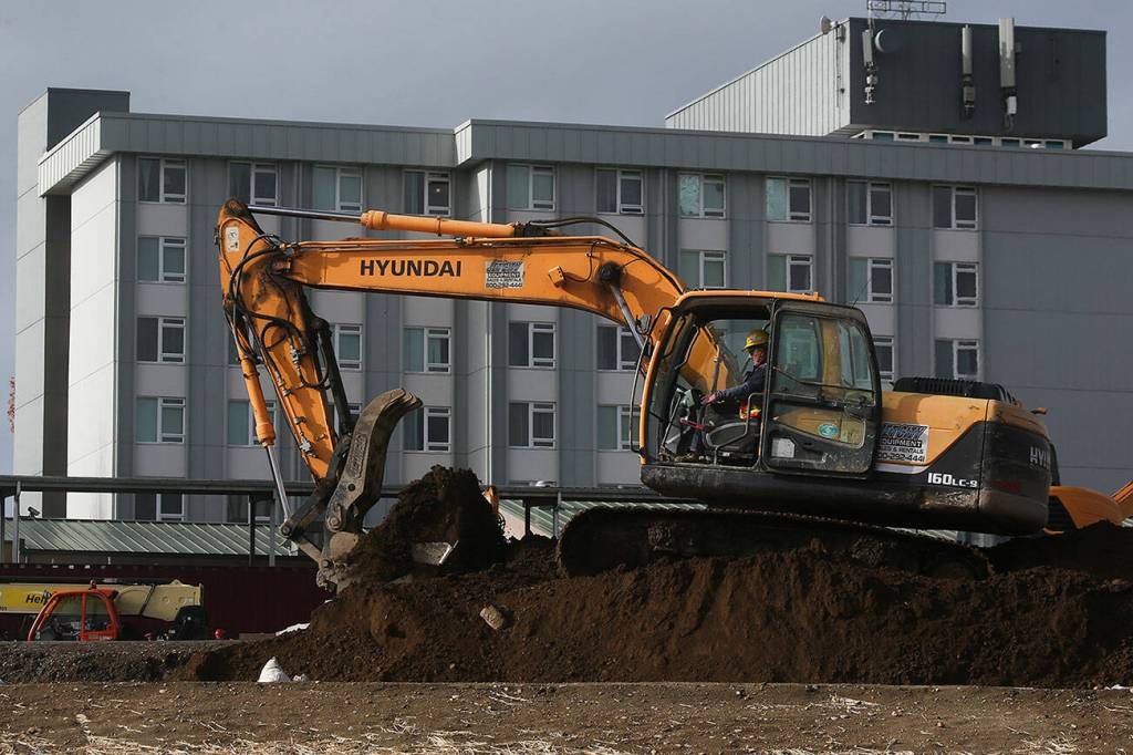 An excavator moves dirt at the Baker Heights project on Nov. 10 in Lake Stevens. (Andy Bronson / The Herald)