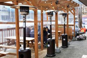 Streateries dot the streets of downtown Edmonds Wednesday afternoon on December 8, 2021. (Kevin Clark / The Herald)