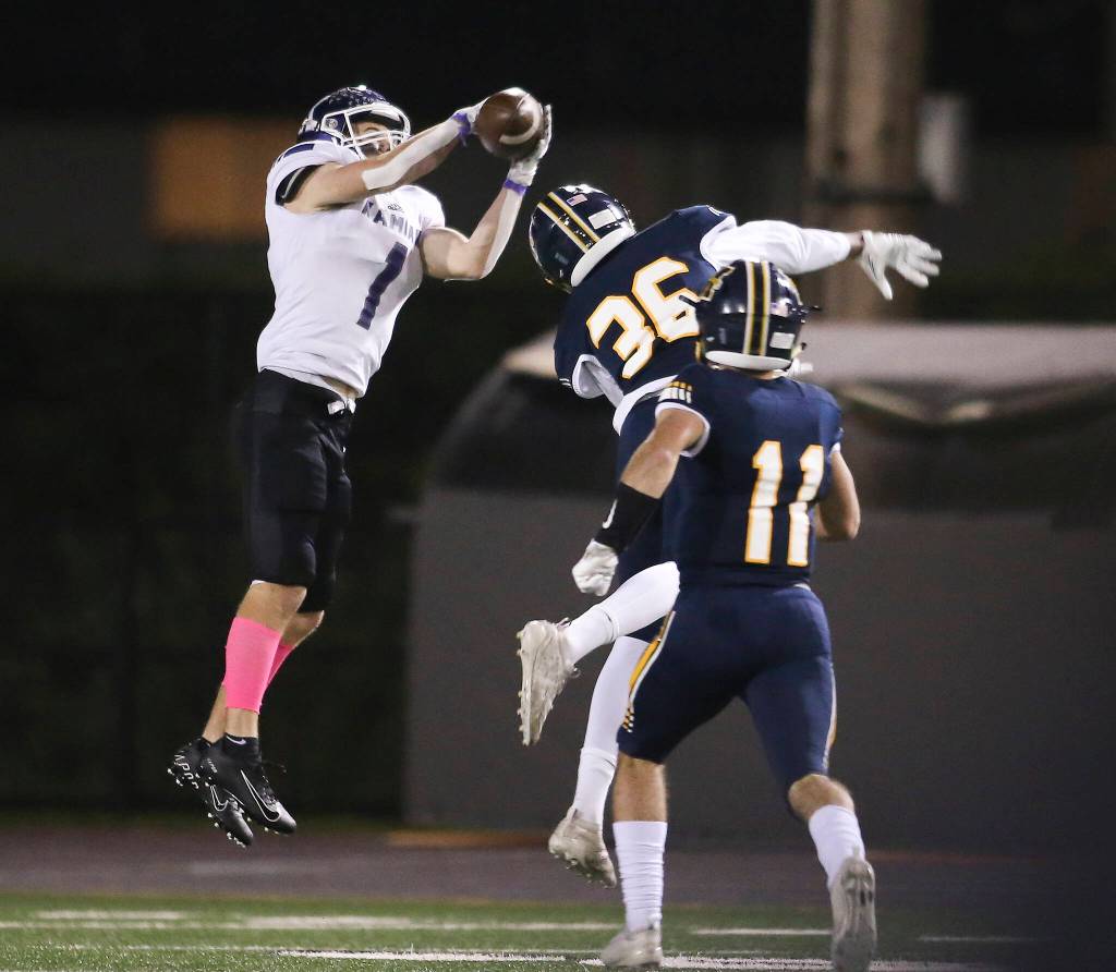 Kamiak's Wesley Garrett (1) grabs a pass and runs in for a touchdown Kamiak beat Mariner 41-14  in a football game at Goddard Stadium on Tuesday, Oct. 19, 2021 in Everett, Washington.  (Andy Bronson / The Herald)