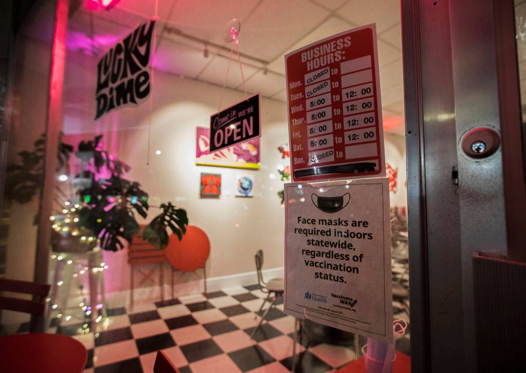 A mask mandate flyer at the Lucky Dime in Everett. (Olivia Vanni / The Herald)
