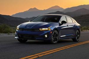 Sleek styling sends a visual message that the 2022 Kia K5 mid-size sedan is ready for action. (Manufacturer photo)