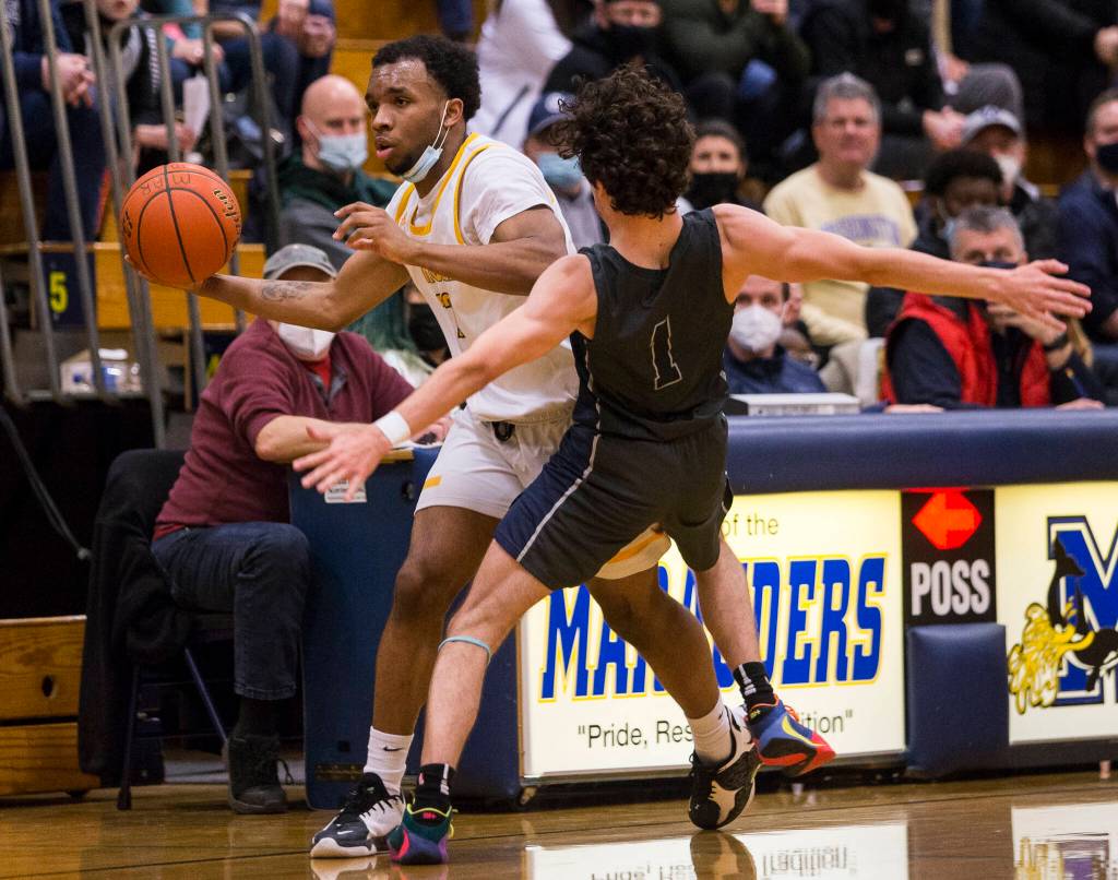Mariners Naser Motley tries to pass around Glacier Peaks Aidan Davis during the game on Tuesday, Jan. 25, 2022 in Everett, Washington. (Olivia Vanni / The Herald)