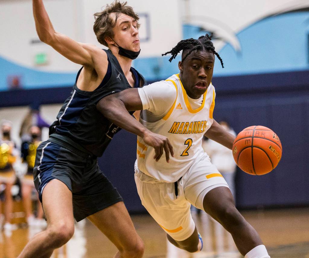 Mariner senior point guard Tijan Saine drives to the hoop. (Olivia Vanni / The Herald)