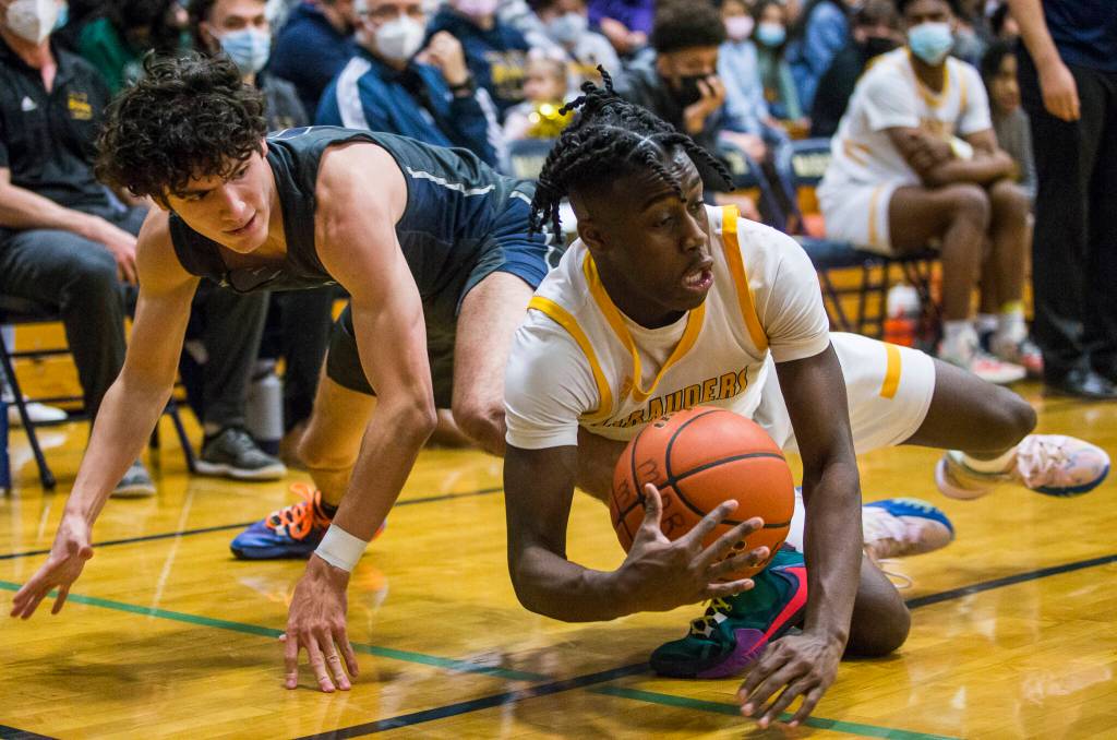 Mariners Tijan Saine (right) and Glacier Peaks Aidan Davis dive for a loose ball. (Olivia Vanni / The Herald)