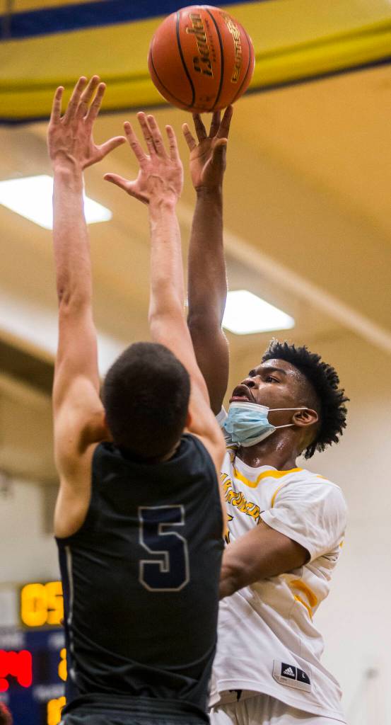 Mariners Dakota Joseph attempts a layup while being guarded by Glacier Peaks AJ Cline during the game on Tuesday, Jan. 25, 2022 in Everett, Washington. (Olivia Vanni / The Herald)