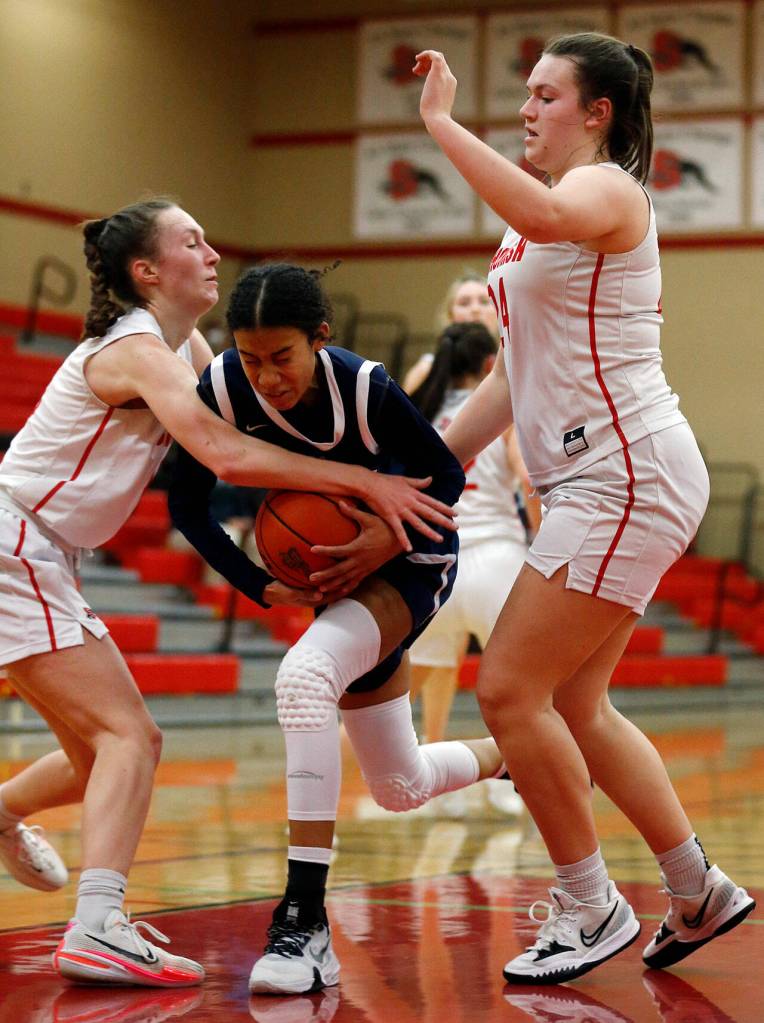 Everetts Alana Washington gets tangled up against Snohomish on Jan. 31, 2022, at Snohomish High School. (Ryan Berry / The Herald)