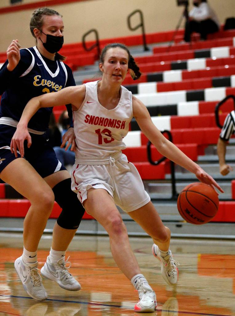 Snohomishs Ella Gallatin gets by a defender against Everett Monday, Jan. 31, 2022, at Snohomish High School in Snohomish, Washington. (Ryan Berry / The Herald)