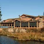 Emory's restaurant on Silver Lake in Everett. (Taylor Goebel / The Herald) 20220224
