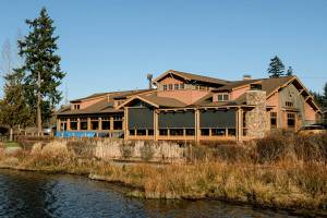 Emory's restaurant on Silver Lake in Everett. (Taylor Goebel / The Herald) 20220224