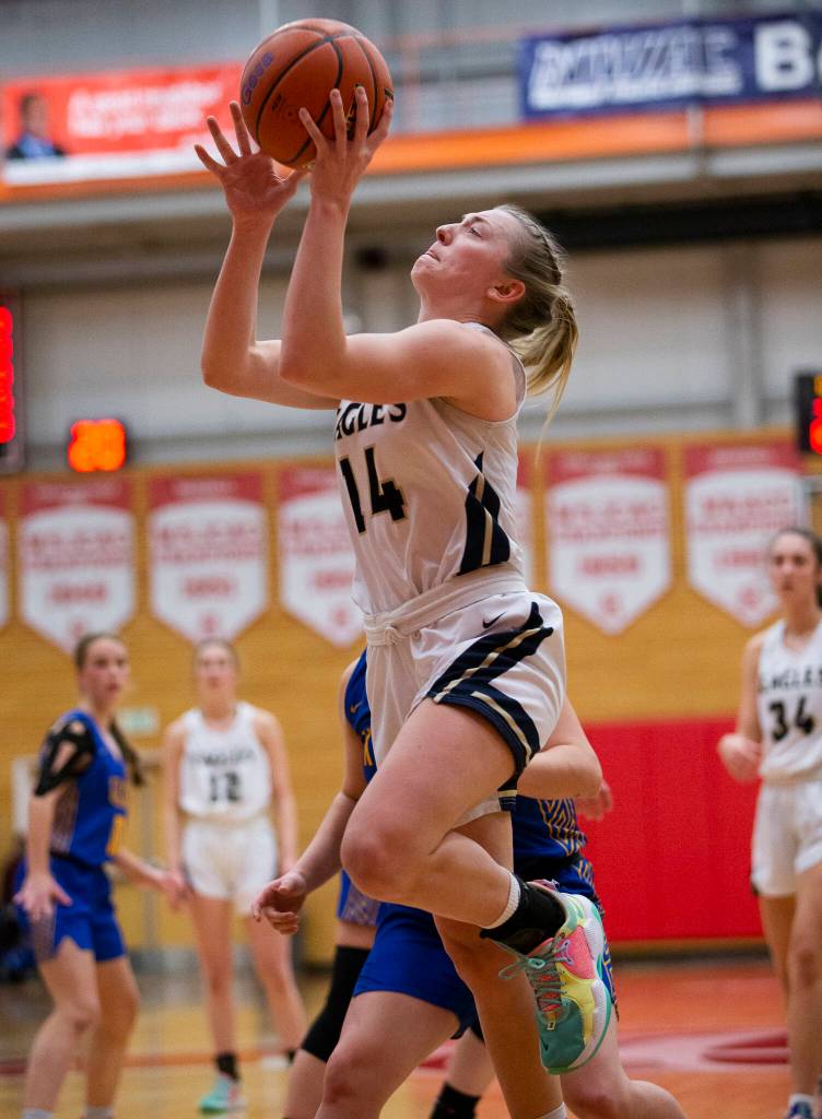Arlingtons Keira Marsh makes a layup. (Olivia Vanni / The Herald)