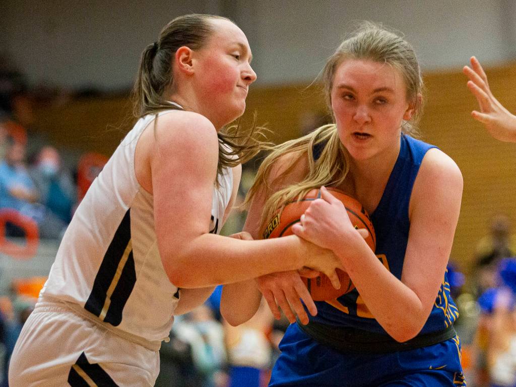 Arlingtons Katie Snow fights for the ball. (Olivia Vanni / The Herald)
