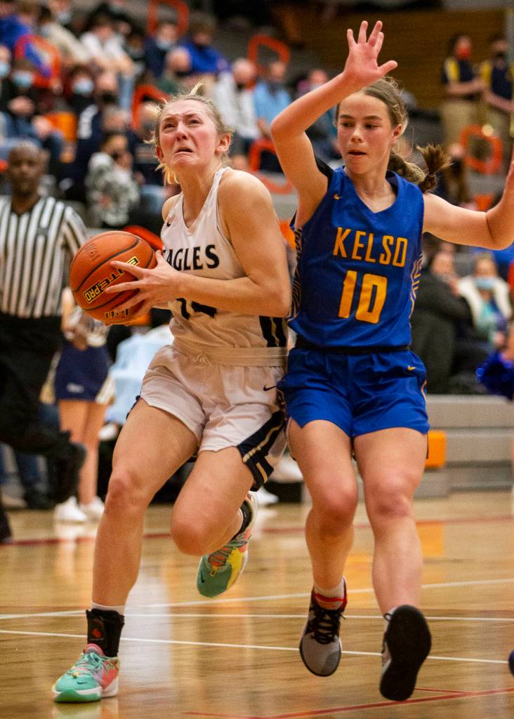 Arlingtons Keira Marsh drives to the hoop. (Olivia Vanni / The Herald)
