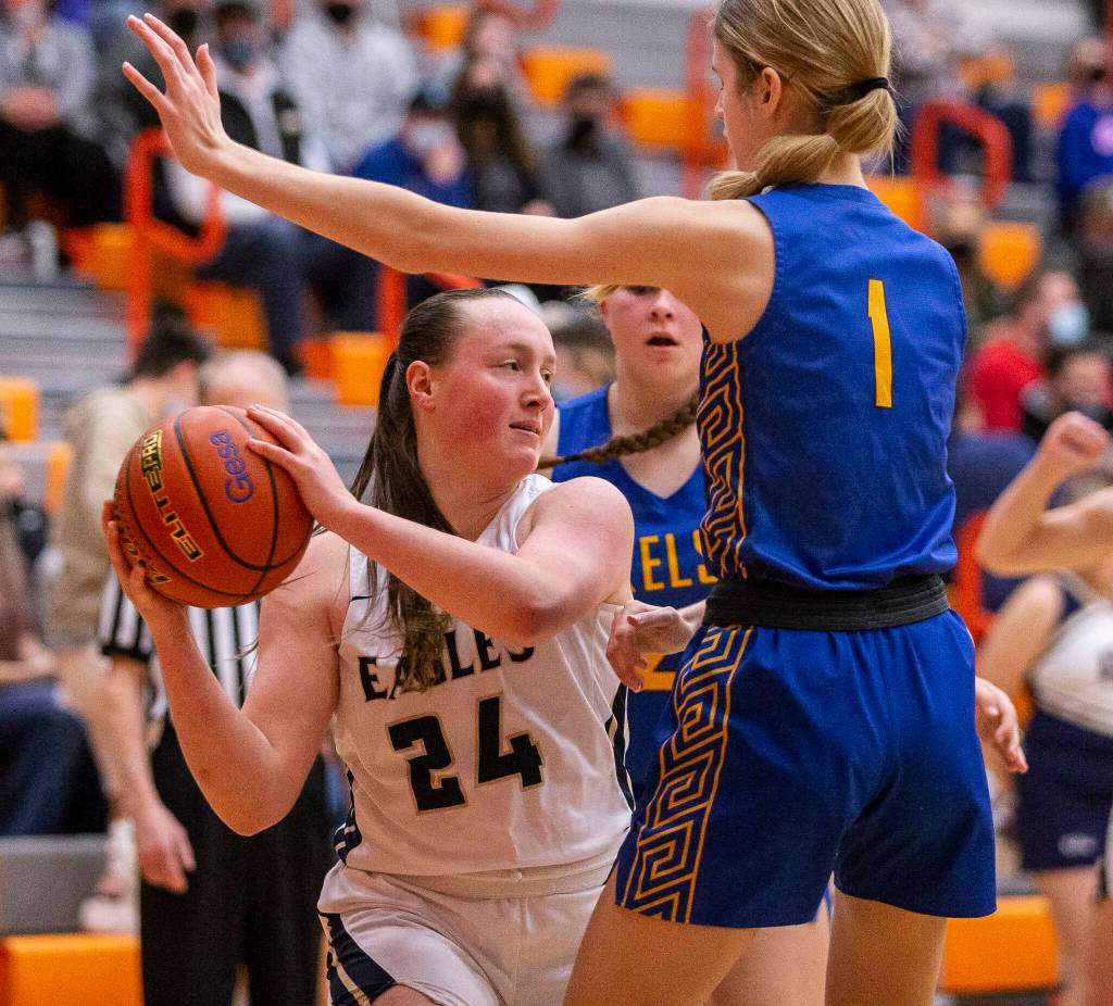 Arlingtons Katie Snow looks for an open pass. (Olivia Vanni / The Herald)