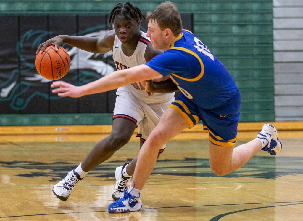 Mountlake Terraces Zaveon Jones fakes out Kelsos Ethan Miltchell during the game on Saturday, Feb. 26, 2022 in Mill Creek, Washington. (Olivia Vanni / The Herald)