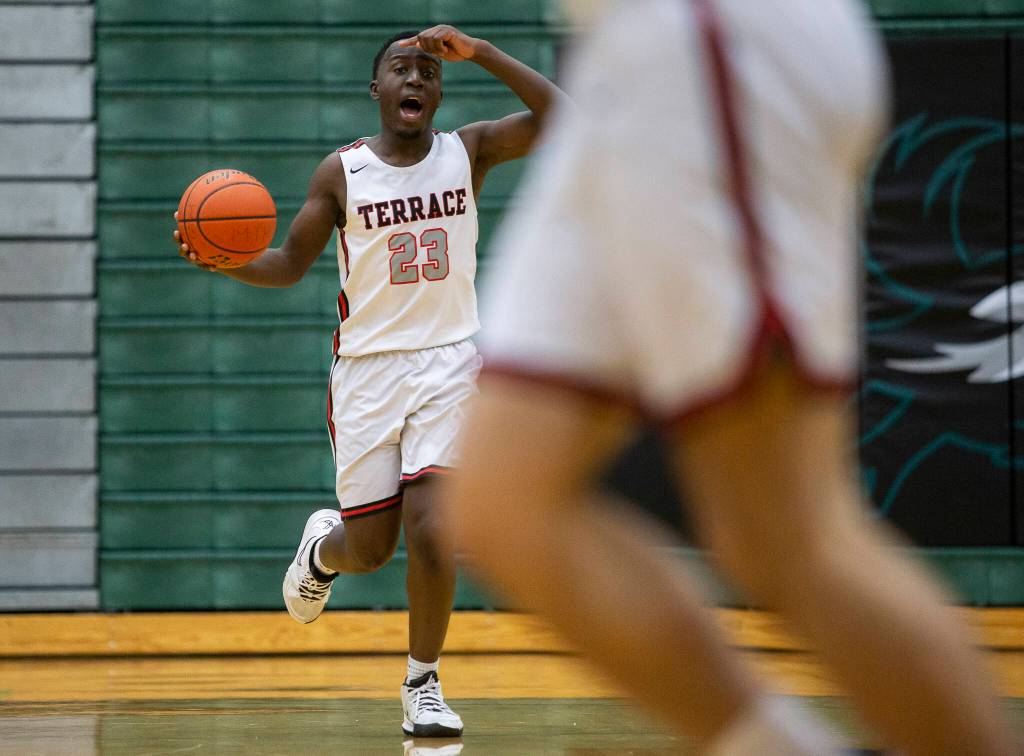 Mountlake Terraces Jeffrey Anyimah calls out a play during the game against Kelso on Saturday, Feb. 26, 2022 in Mill Creek, Washington. (Olivia Vanni / The Herald)