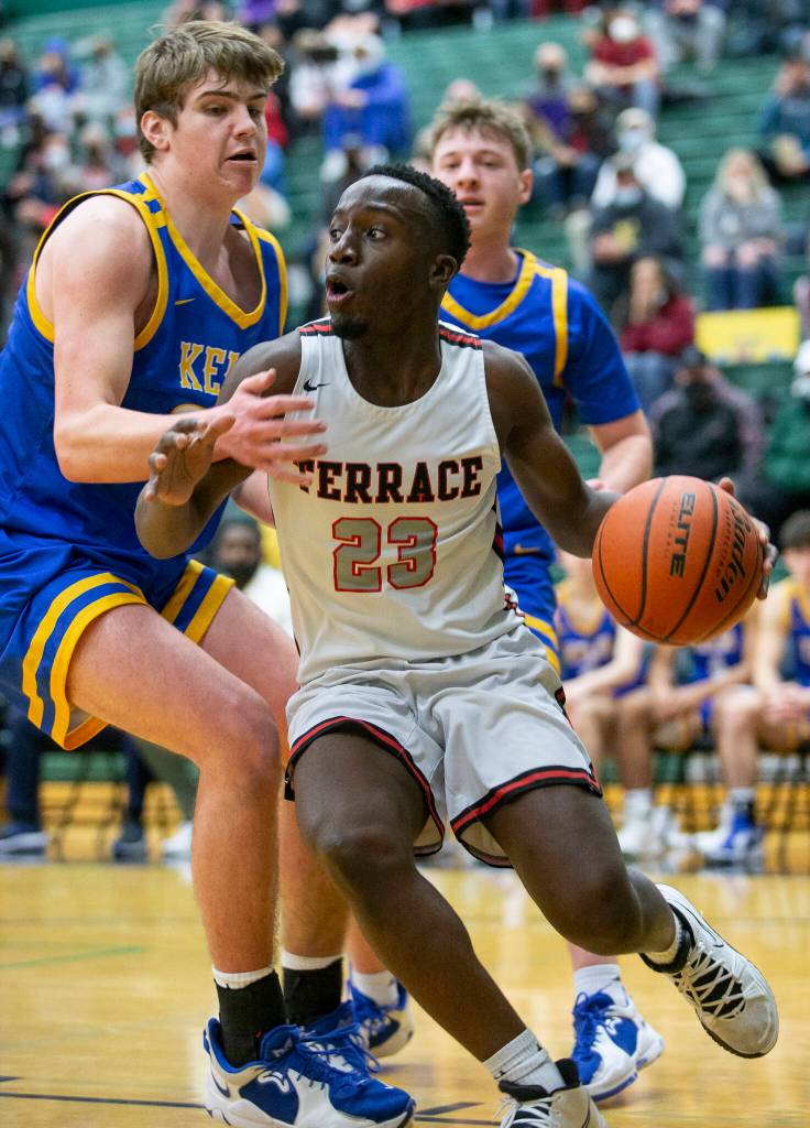 Mountlake Terraces Jeffrey Anyimah drives to the hoop during the game against Kelso on Saturday, Feb. 26, 2022 in Mill Creek, Washington. (Olivia Vanni / The Herald)