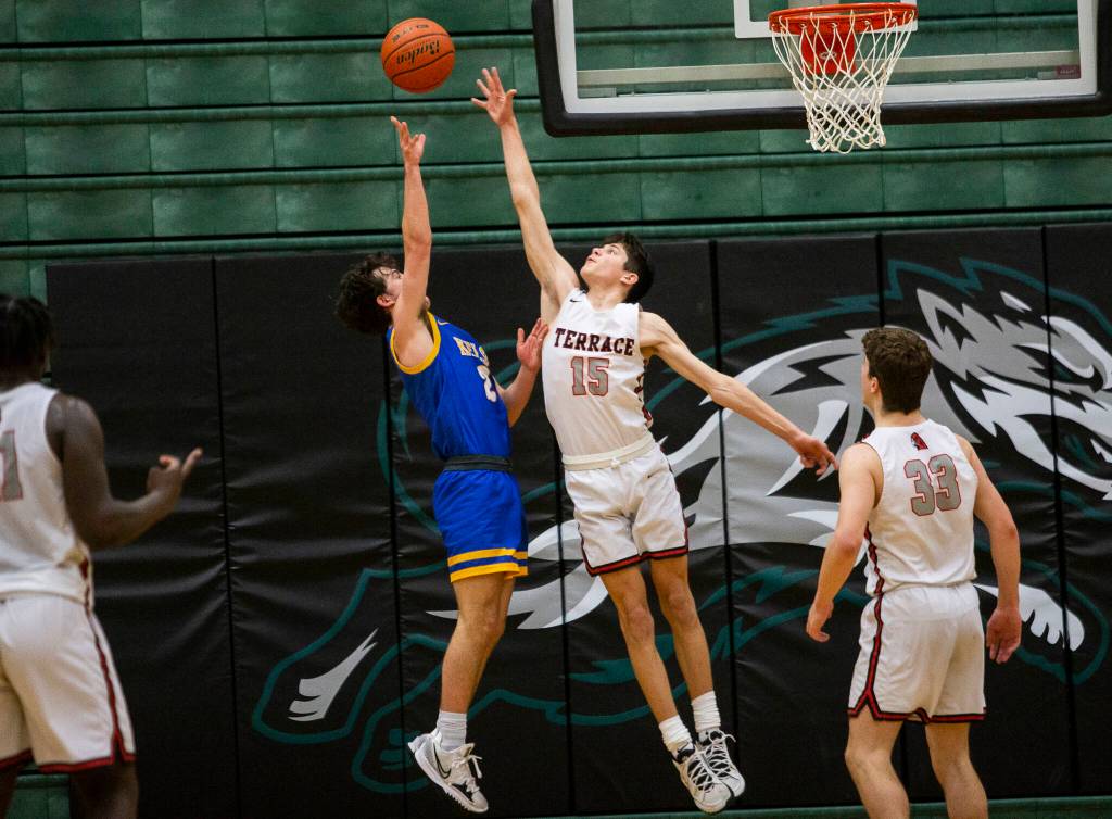 Mountlake Terraces Jaxon Dubiel jumps to block a shot by Kelsos Tyler Hays during the game on Saturday, Feb. 26, 2022 in Mill Creek, Washington. (Olivia Vanni / The Herald)