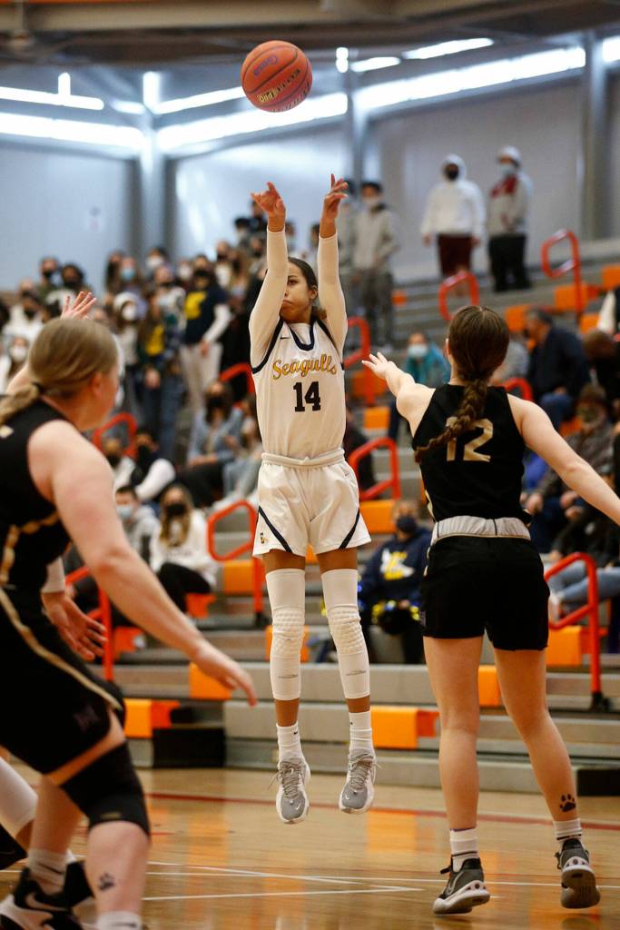 Everetts Mae Washington puts up a deep three against Hermiston Saturday, Feb. 26, 2022, during a Class 3A regional matchup at Everett Community College in Everett, Washington. (Ryan Berry / The Herald)