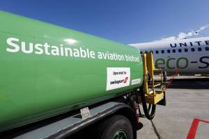 United Airlines Flight 310 to Los Angeles is refueled using biofuel at O'Hare International Airport in Chicago on June 5, 2019. The demonstration flight, powered by a fuel mixture containing 30 percent biofuel, was intended to be the greenest possible flight, testing several sustainability initiatives. (Jose M. Osorio/Chicago Tribune/TNS)