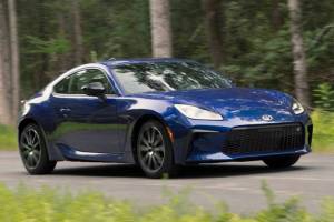 The 2022 Toyota GR86 has a G-mesh-shaped matrix grille and functional molding on the front bumper. (Toyota) 20220307