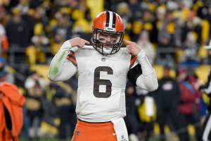 Cleveland Browns quarterback Baker Mayfield (6) plays in an NFL football game against the Pittsburgh Steelers, Monday, Jan. 3, 2022, in Pittsburgh. (AP Photo/Don Wright)