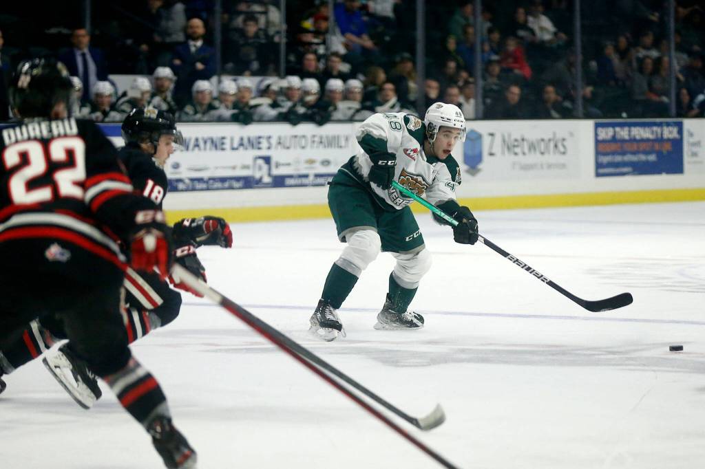 The Everett Silvertips Olen Zellweger passes around the horn against the Portland Winterhawks Saturday, March 26, 2022, at Angel of the Winds Arena in Everett, Washington. (Ryan Berry / The Herald)