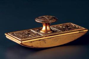 Photo Caption: This rocker blotter sold for $161 at a Cowan's auction. Today, it has more value as a piece of Tiffany craftsmanship than as a useful desk accessory.

(c) 2022 by Cowles Syndicate Inc.