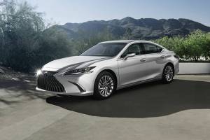 The 2022 Lexus ES 300h has seating for five passengers and a trunk stowage capacity of 13.9 cubic feet. (Manufacturer photo)