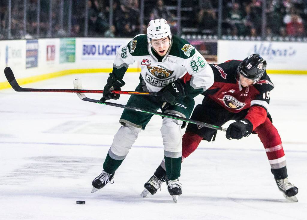 Silvertips Niko Huuhtanen and Giants Jaden Lipinski fight for the puck during the playoff match up against the Vancouver Giants on Saturday, April 23, 2022 in Everett, Washington. (Olivia Vanni / The Herald)