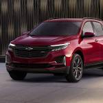 The new 2022 Chevrolet Equinox RS model has dark 19-inch wheels, a black grille, black roof rails, and black exterior badging. (Manufacturer photo)