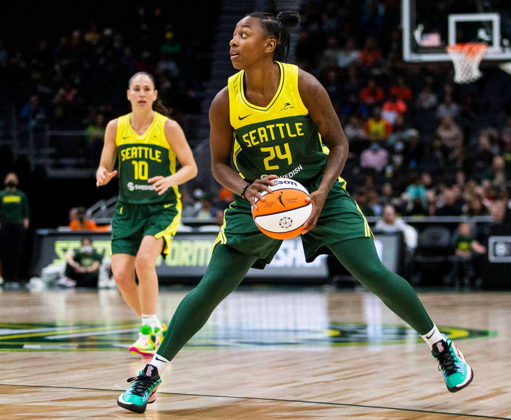 Seattle Storms Jewel Loyd looks behind to pass the ball to Sue Bird during the game against the Connecticut Sun on Sunday, June 5, 2022 in Seattle, Washington. (Olivia Vanni / The Herald)
