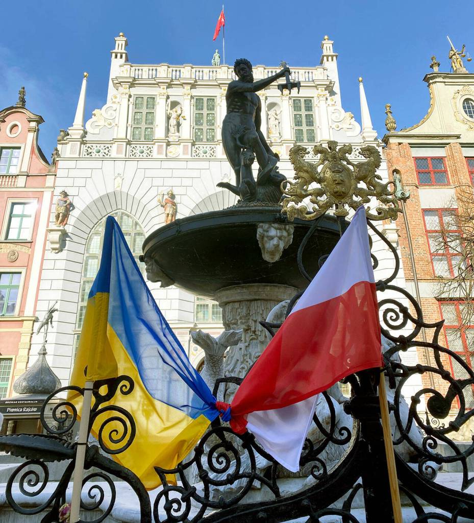 Yuliya Wold photographed the flags of Ukraine and Poland symbolically tied together in Gdańsk, a Polish port city on the Baltic Coast, while visiting her family after they fled Ukraine. (Yuliya Wold)