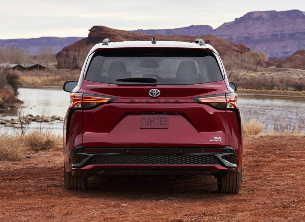 A black sport mesh lower rear bumper is a distinguishing feature of the 2022 Toyota Sienna XSE minivan. (Toyota)