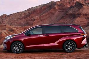 Sheet-metal creases and strong angles give the 2022 Toyota Sienna minivan a sharp, stylish appearance. (Toyota) 20220613