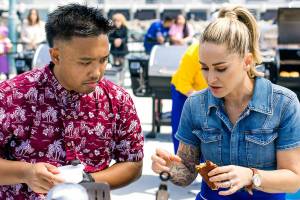Contestant chef Brian Madayag (left) of Edmonds and West Coast team captain Brooke Williamson on “Beachside Brawl.” (Food Network) 20220616