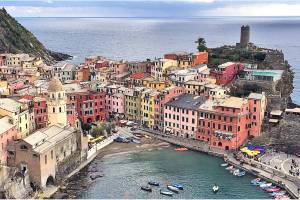 A view of sea, sky and Vernazza.
