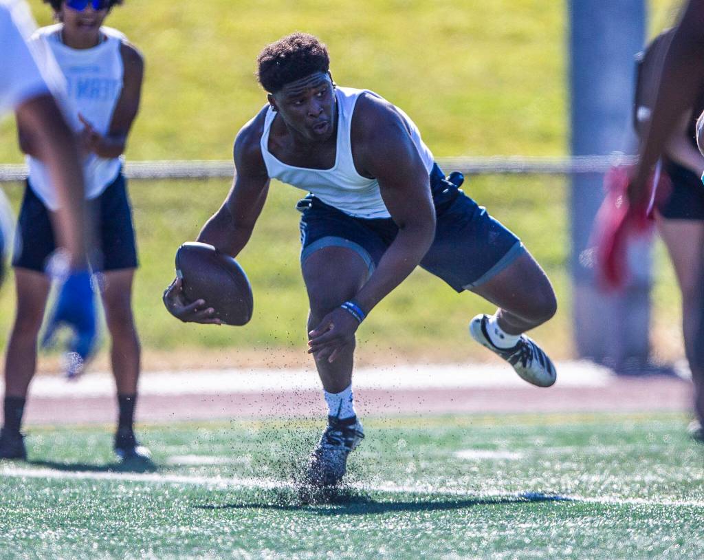 A Mariner player makes a catch during a 7on7 game at Glacier Peak High School on Wednesday, July 20, 2022 in Snohomish, Washington. (Olivia Vanni / The Herald)